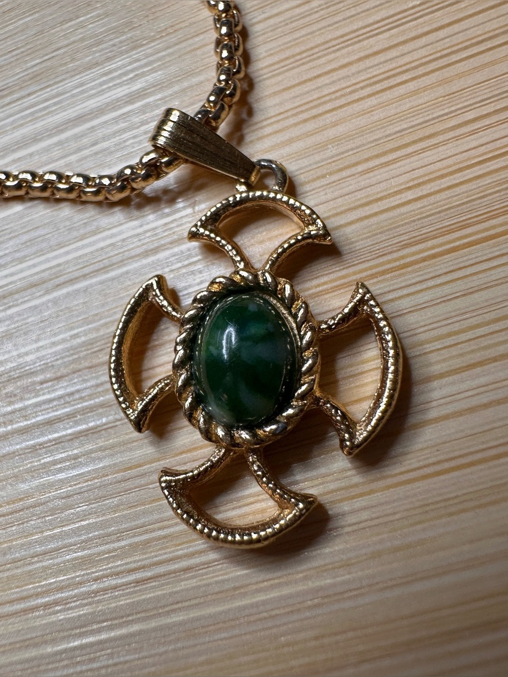 Vintage Avon 1973 "Baroness" Collection Pendant Necklace on 24” chain - Picture 2 of 9